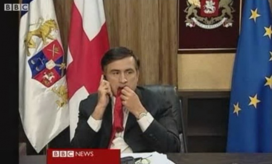 Саакашвили объяснил привычку жевать галстук