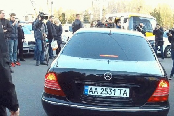 Арьев рассказал, на чьей машине Зеленский приехал на анализы
