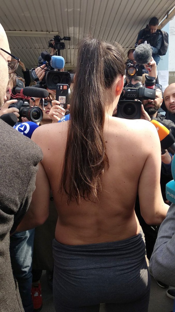 Зеленский показал заполненный бюллетень и выслушал претензии активистки Femen