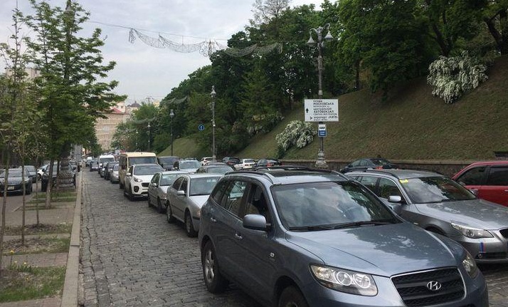 Авто на еврономерах заблокировали центр Киева