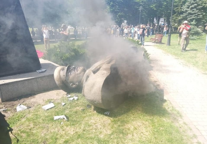 В Харькове снесли бюст советского маршала Жукова: полное видео