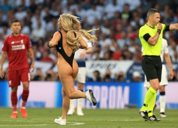 Актриса Кинси Волански в бикини выбежала на поле в финале Лиги чемпионов