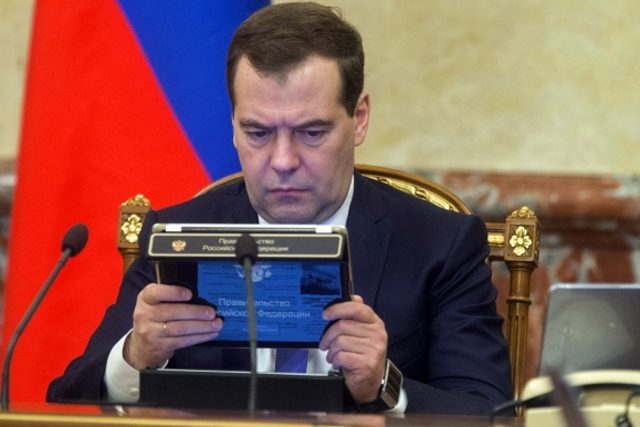 Неизвестные подсунули премьер-министру РФ Медведеву огурец