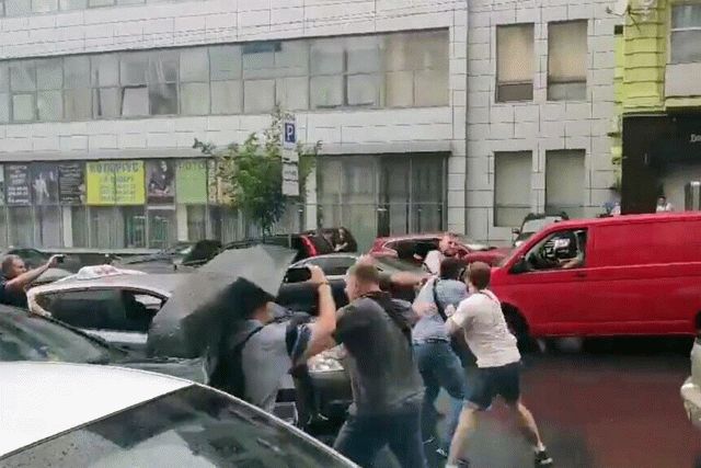 В Киеве неизвестные напали на охрану Порошенко: видео