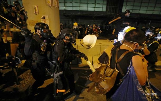 Протесты в Гонконге: полиция начала разгон людей, захвативших парламент