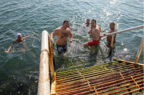 Зеленский в Одессе искупался в холодном море: видео, фото