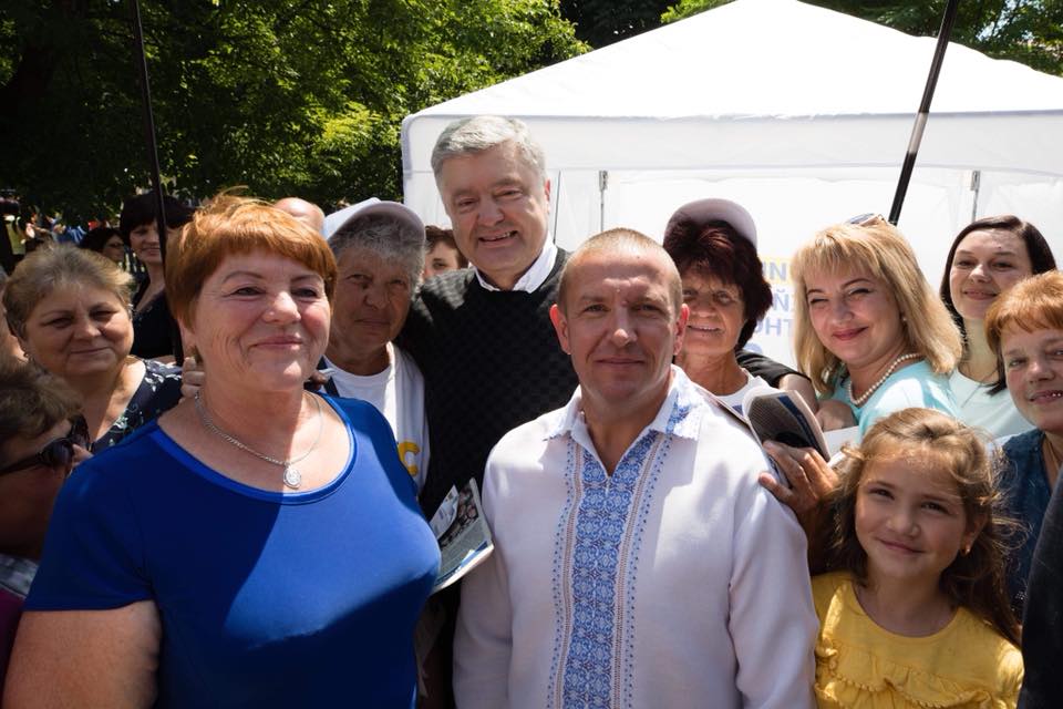 Порошенко прокомментировал победу над представителем «Слуги народа»