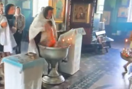 В России вспыхнул скандал из-за жестоко проведенного обряда крещения ребенка