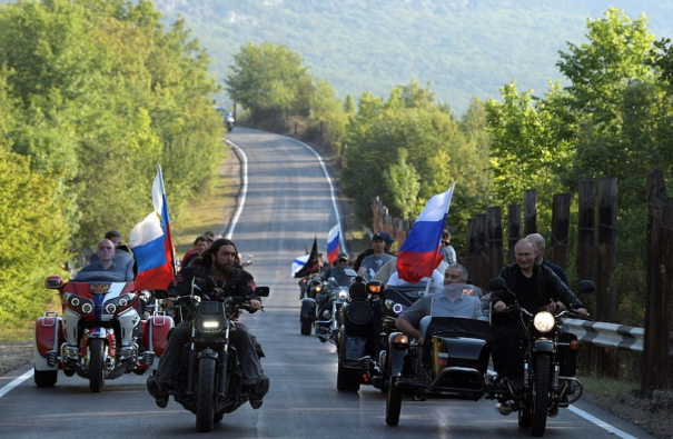 В день массовых протестов в Москве Путин уехал в аннексированный Крым