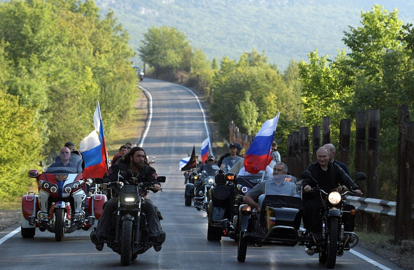 В день массовых протестов в Москве Путин уехал в аннексированный Крым