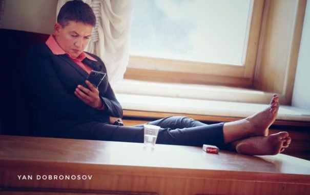 Савченко в Раде положила грязные босые ноги на стол