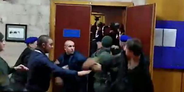 В Киеве в суде произошла массовая драка: видео