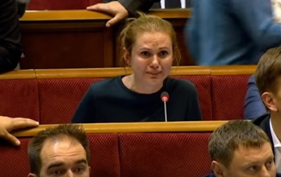 Депутат расплакалась в зале Рады: трогательное видео