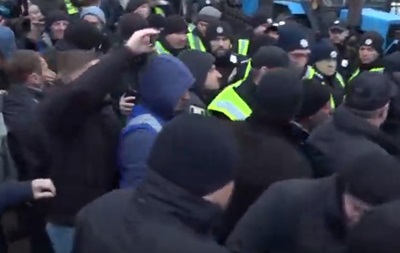 На нардепа Беленюка напали протестующие: видео