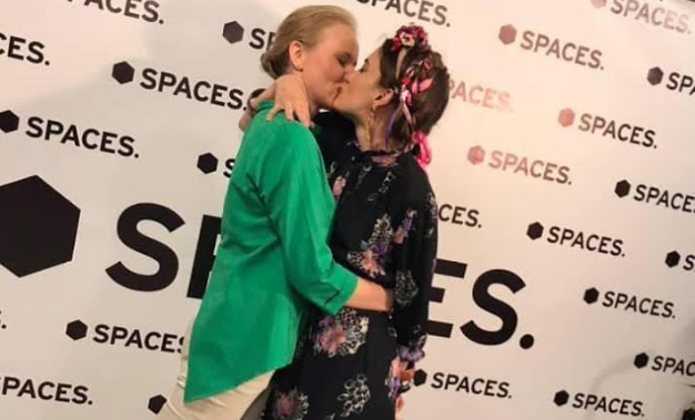 Депутат Елизавета Ясько страстно поцеловала девушку