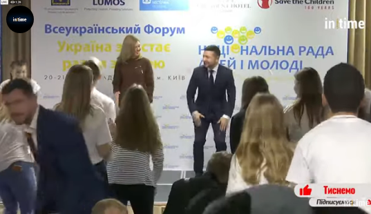 Зеленский станцевал перед аудиторией: появилось видео