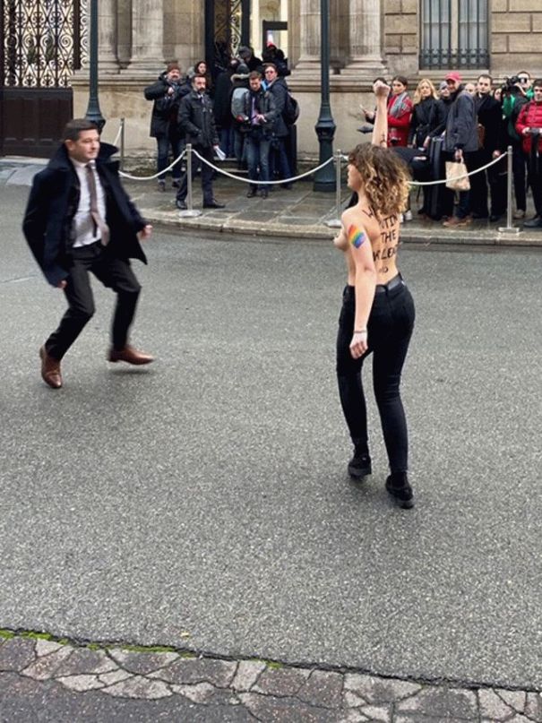 Активистки Femen в Париже потребовали от Путина прекратить войну: видео