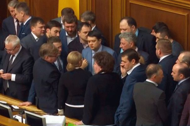 Тимошенко заблокировала рабочее место спикера Разумкова