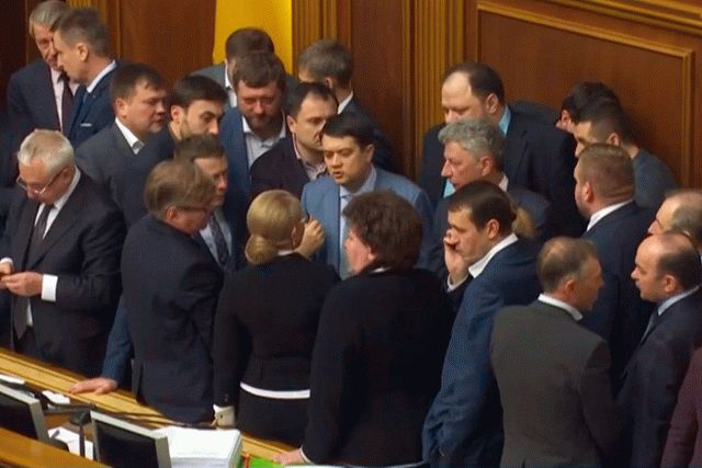 Тимошенко заблокировала рабочее место спикера Разумкова