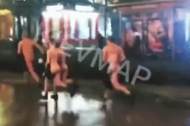 По Крещатику бегали голые мужчины: видео