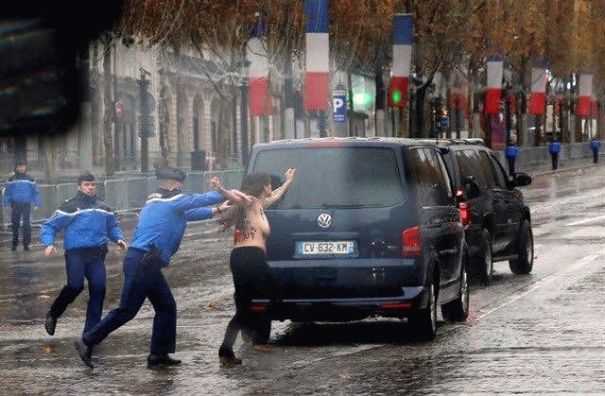 Активистки Femen в Париже потребовали от Путина прекратить войну: видео