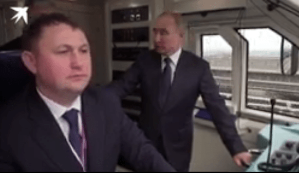 Путин проехался на поезде по Крымскому мосту