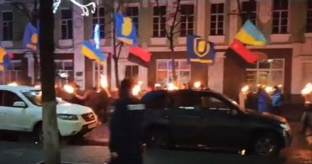 Жители Донбасса приняли участие в факельном шествии в честь Бандеры