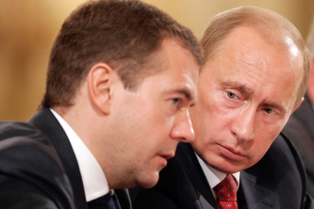 Путин взял в свои руки власть Медведева