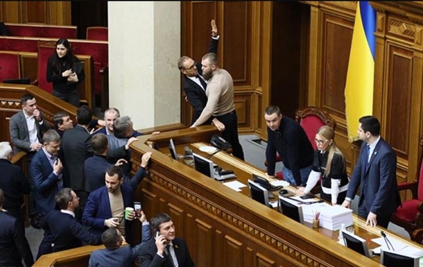 Тимошенко заняла место Разумкова: в Раде произошла потасовка