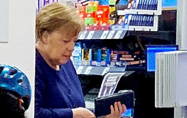 Меркель купила в супермаркете вино и туалетную бумагу