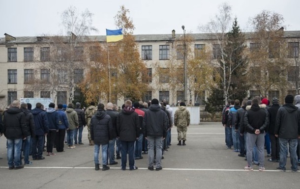 В Украине приостановили весенний призыв в армию