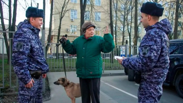 В столице России запретили выходить на улицу без спецпропуска