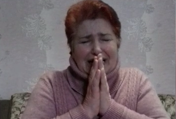 Украинка на коленях извинилась за коронавирус: видео, которое многих потрясло