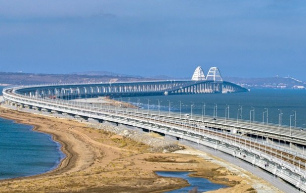 По Крымскому мосту запустили электричку