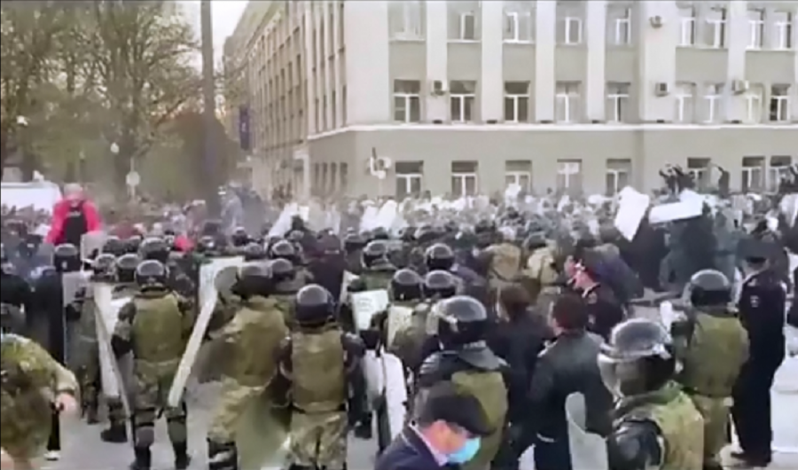 В России протестующие против карантина закидали ОМОН камнями
