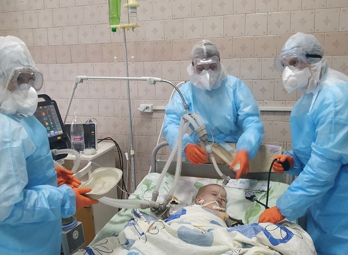 На Винничине четыре бригады врачей спасают от коронавируса маленького мальчика