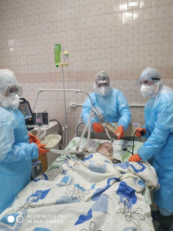 На Винничине четыре бригады врачей спасают от коронавируса маленького мальчика