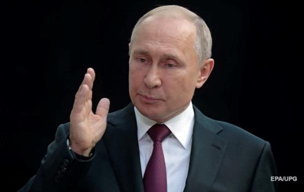Путин перестал здороваться за руку