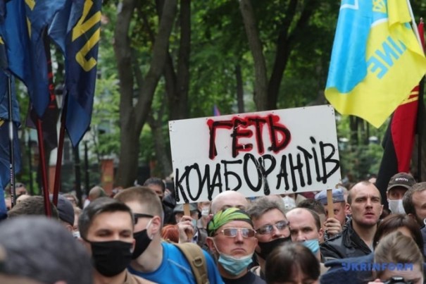К дому Зеленского пришли протестующие националисты