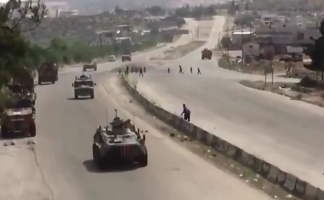 Российскую бронетехнику в Сирии забросали камнями: видео