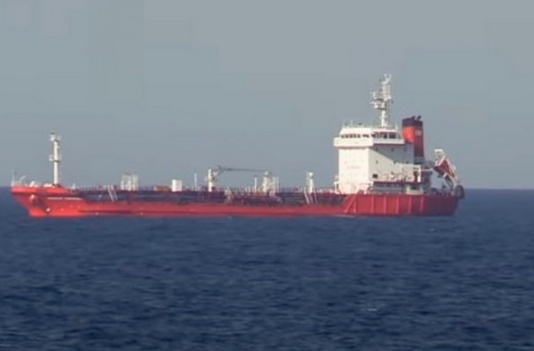 Фрегат «Гетман Сагайдачный» вынудил российский танкер убрать триколор