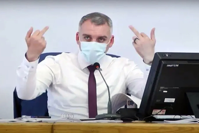 Мэр Николаева двумя руками сразу показал депутату средние пальцы