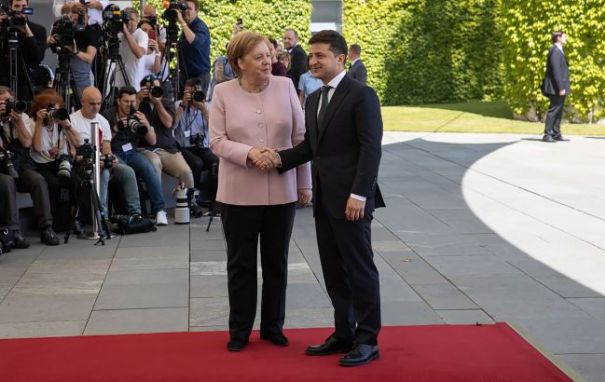 Зеленский созвонился с Меркель по поводу Донбасса