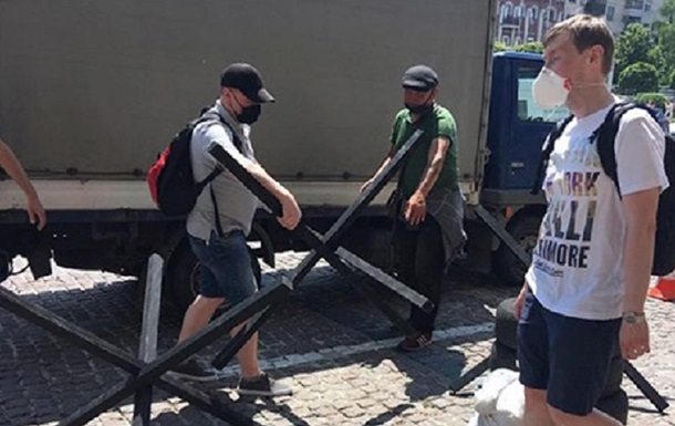 У Печерского суда ждут сторонников Порошенко: полиция устанавливает баррикады