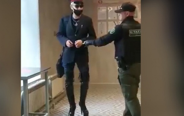 В Челябинске охранник магазина нокаутировал мужчину женских ботфортах: видео
