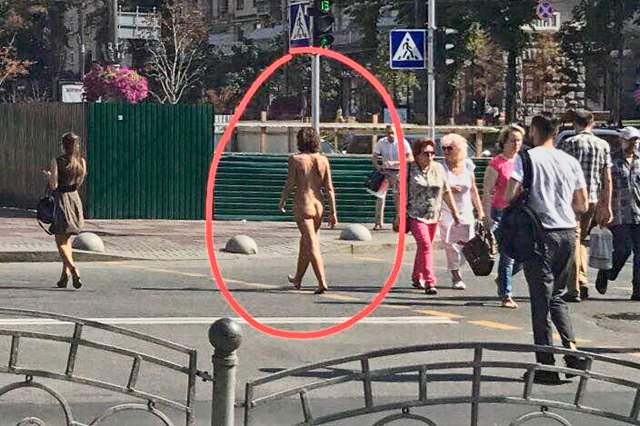 В Киеве голая женщина ползла через дорогу