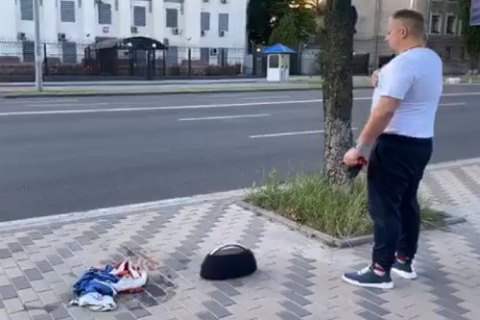 Появилось видео, как мэр Конотопа сжег флаг России