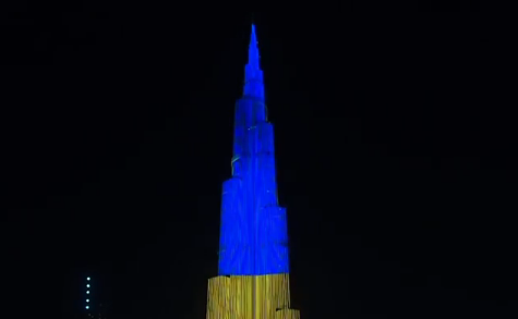 Высочайший небоскреб в мире стал сине-желтым, видео