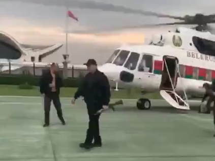 Лукашенко прилетел в центр Минска на вертолете с автоматом в руках