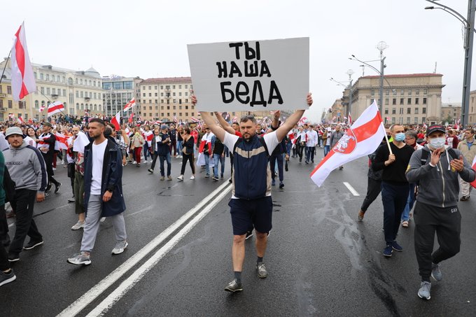 Министр обороны Беларуси пригрозил применить армию против протестующих